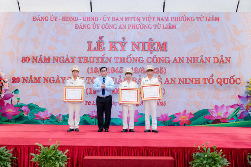 Đồng chí Nguyễn Quang Hiếu, Bí thư Đảng bộ phường Từ Liêm trao khen cho các cá nhân thuộc CAP Từ Liêm