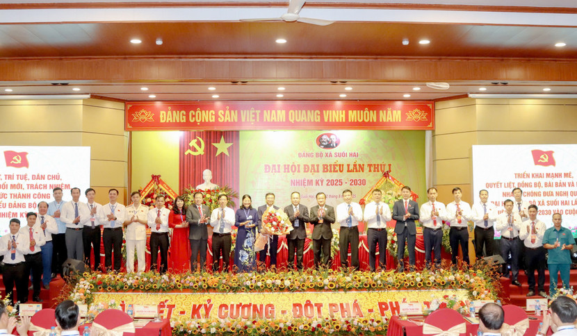 Trung tướng Nguyễn Thanh Tùng tặng hoa chúc mừng Ban Chấp hành Đảng bộ xã Suối Hai Trung tướng Nguyễn Thanh Tùng tặng hoa chúc mừng Ban Chấp hành Đảng bộ xã Suối Hai