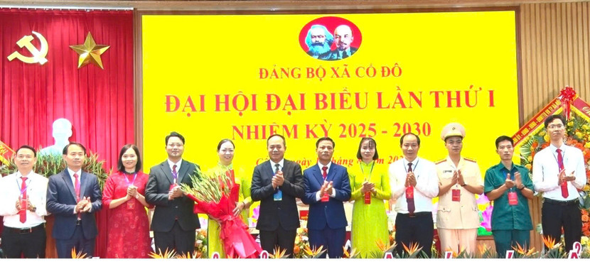 Trung tướng Nguyễn Thanh Tùng tặng hoa chúc mừng Ban chấp hành Đảng bộ xã Cổ Đô nhiệm kỳ 2025-2030 Trung tướng Nguyễn Thanh Tùng tặng hoa chúc mừng Ban chấp hành Đảng bộ xã Cổ Đô nhiệm kỳ 2025-2030