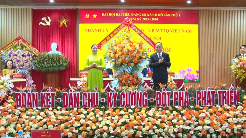 Trung tướng Nguyễn Thanh Tùng, Ủy viên Ban Thường vụ Thành ủy, Bí thư Đảng ủy, Giám đốc CATP Hà Nội tặng hoa chúc mừng Đại hội Trung tướng Nguyễn Thanh Tùng, Ủy viên Ban Thường vụ Thành ủy, Bí thư Đảng ủy, Giám đốc CATP Hà Nội tặng hoa chúc mừng Đại hội