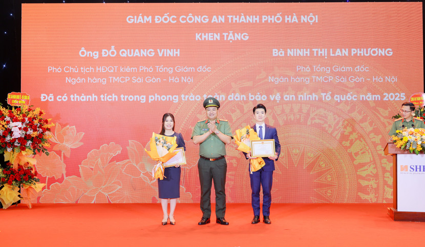 Đại tá Nguyễn Tiến Đạt trao Giấy khen của Giám đốc của CATP cho các cá nhân thuộc Ngân hàng SHB