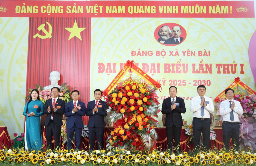 Trung tướng Nguyễn Thanh Tùng, Ủy viên Ban Thường vụ Thành ủy, Bí thư Đảng ủy, Giám đốc CATP Hà Nội tặng hoa chúc mừng Đại hội