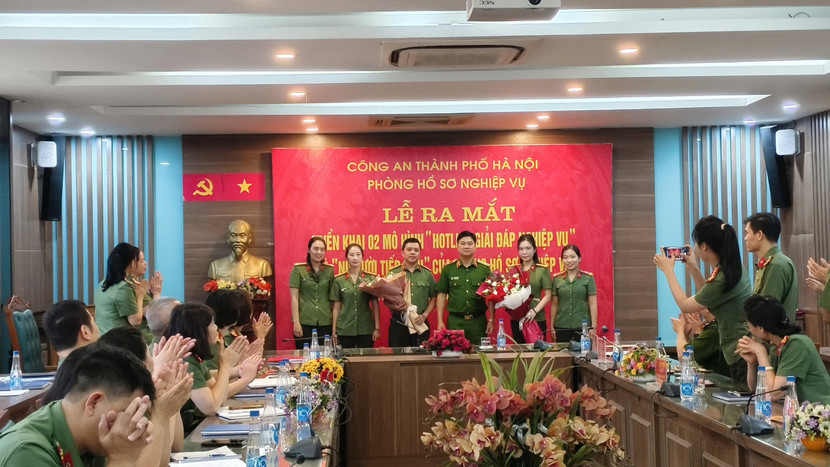 Thiếu tướng Dương Đức Hải tặng hoa CBCS tham gia thực hiện 2 mô hình Thiếu tướng Dương Đức Hải tặng hoa CBCS tham gia thực hiện 2 mô hình