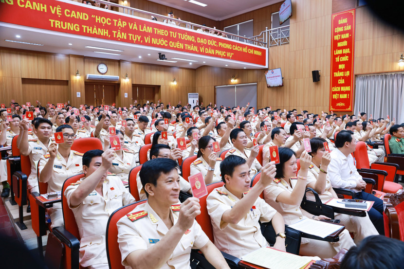 Các đại biểu thể hiện ý chí tại Đại hội