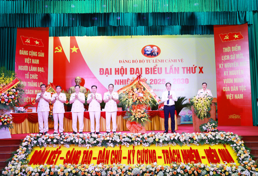 Đồng chí Trần Hải Quân, Phó Viện trưởng Viện Kiểm sát nhân dân tối cao tặng hoa chúc mừng Đại hội