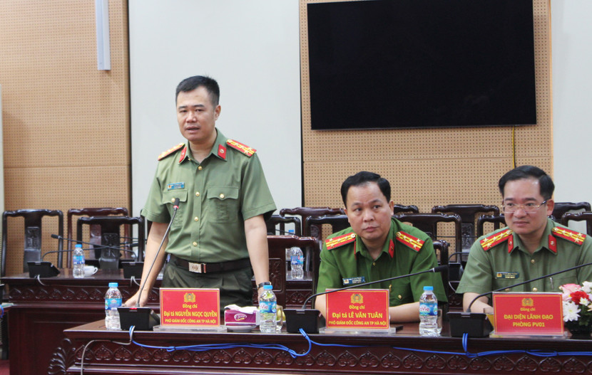 Đại tá Nguyễn Ngọc Quyền, Phó Bí thư Đảng ủy, Phó Giám đốc CATP báo cáo nhanh với đoàn công tác về kết quả của CATP Hà Nội Đại tá Nguyễn Ngọc Quyền, Phó Bí thư Đảng ủy, Phó Giám đốc CATP báo cáo nhanh với đoàn công tác về kết quả của CATP Hà Nội