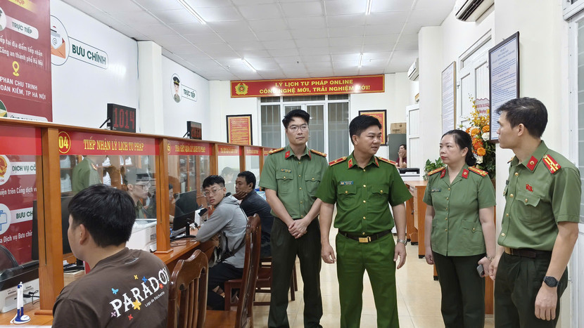 Thiếu tướng Dương Đức Hải tham quan mô hình "Nụ cười tiếp dân" Thiếu tướng Dương Đức Hải tham quan mô hình "Nụ cười tiếp dân"