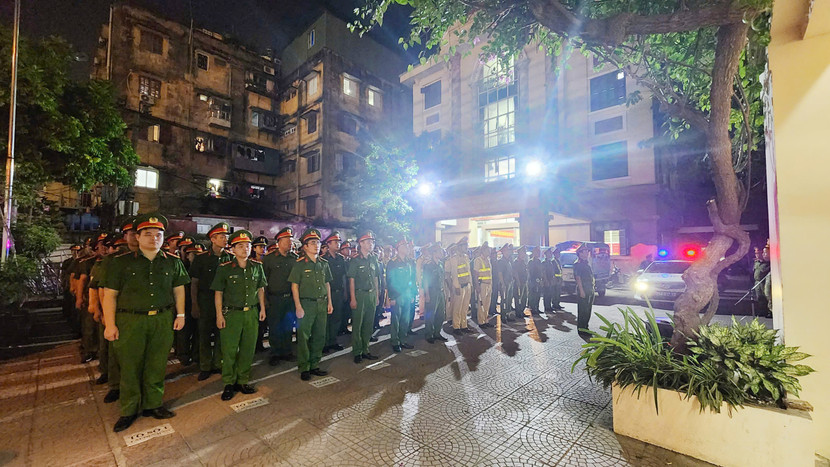 Công an phường Từ Liêm ra quân tổng kiểm tra hành chính, đảm bảo ANTT địa bàn