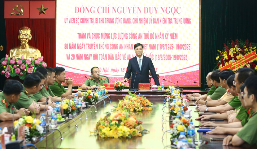 Đồng chí Nguyễn Duy Ngọc phát biểu và chia sẻ rất nhiều tình cảm về khoảng thời gian hơn 35 năm gắn bó với Công an Hà Nội