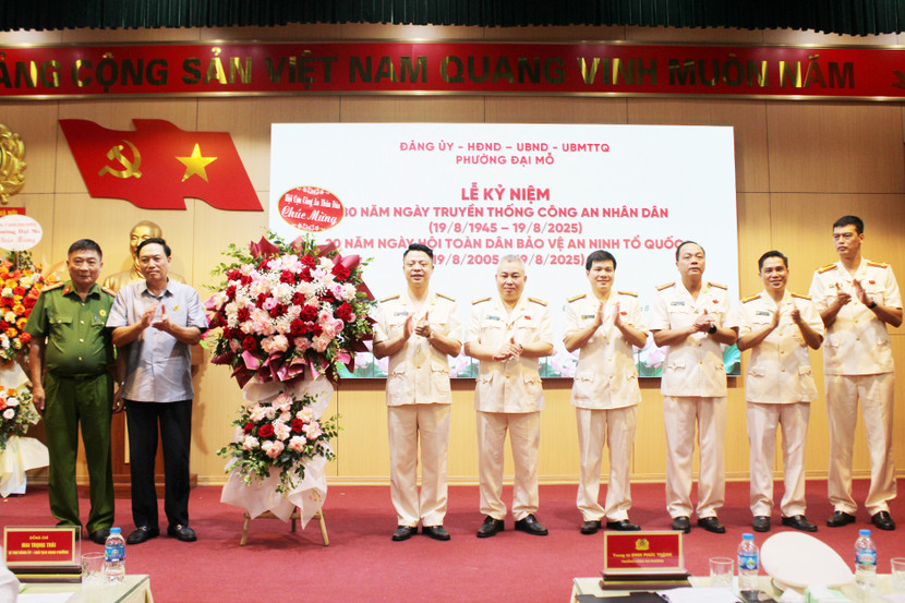 Lãnh đạo Hội Cựu CAND TP Hà Nội và Chi hội Cựu CAND phường Đại Mỗ tặng hoa chúc mừng lực lượng Công an phường