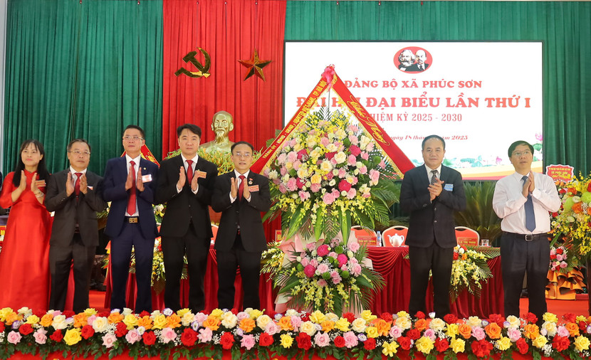 Trung tướng Nguyễn Thanh Tùng - Ủy viên Ban Thường vụ Thành ủy, Bí thư Đảng ủy, Giám đốc CATP và đồng chí Nguyễn Hoàng Sơn - Phó Trưởng ban Tuyên giáo và Dân vận Thành ủy tặng hoa chúc mừng Đại hội