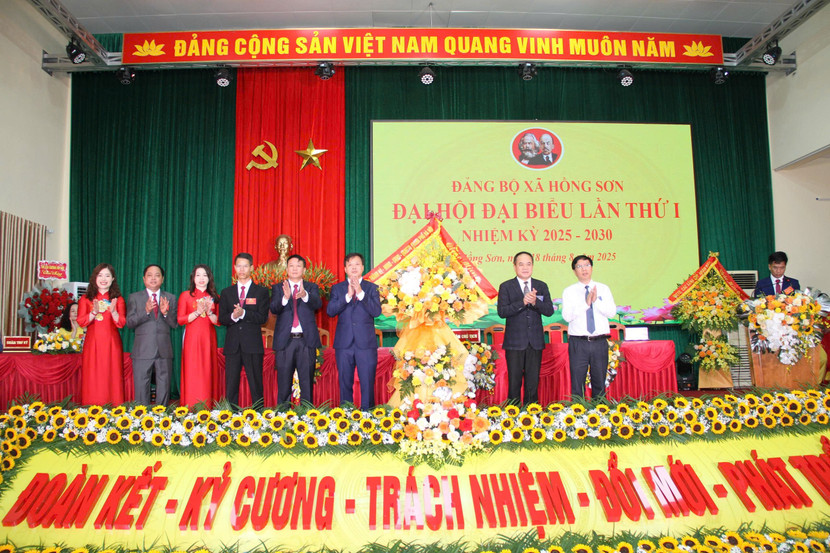 Trung tướng Nguyễn Thanh Tùng, Ủy viên Ban Thường vụ Thành ủy, Bí thư Đảng ủy, Giám đốc CATP Hà Nội tặng hoa chúc mừng Đại hội