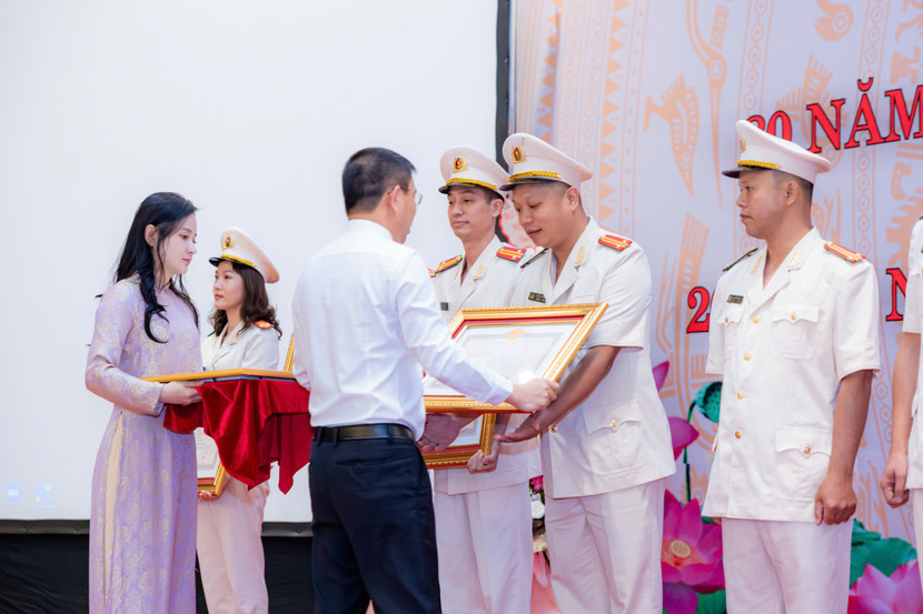 Đồng chí Nguyễn Thanh Bình trao khen cho các cá nhân