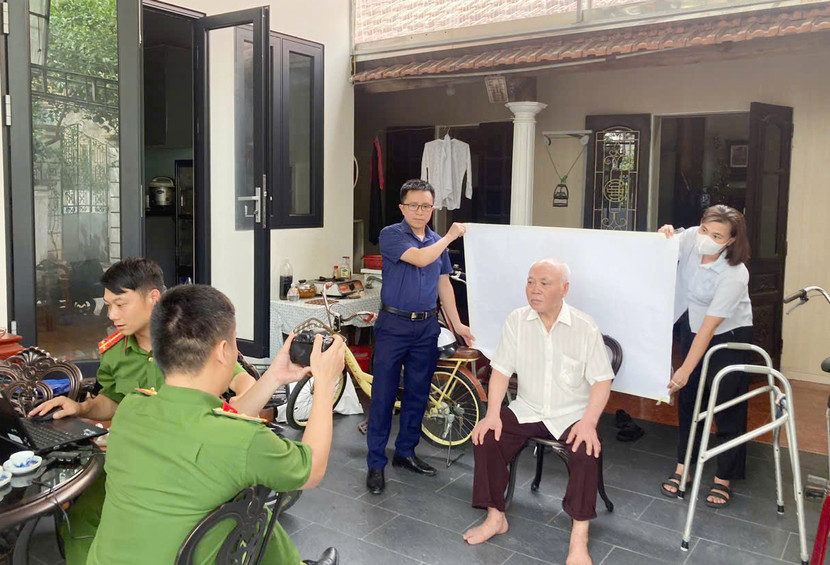 Tranh thủ mọi lúc, mọi nơi thực hiện việc thu nhận hồ sơ đổi Thẻ Đảng viên