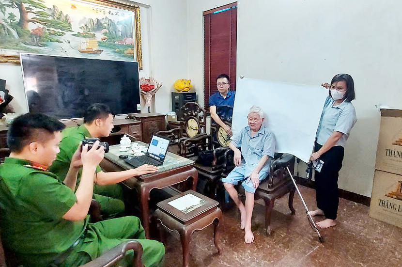 Các trường hợp Đảng viên cao tuổi, khó khăn đi lại đều được lực lượng Công an xã Dương Hòa đến tận nhà phục vụ