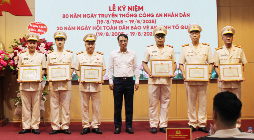 Đồng chí Phùng Ngọc Sơn trao Giấy khen của UBND phường cho các cá nhân