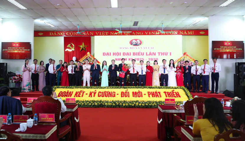 Ban chấp hành Đảng bộ xã nhiệm kỳ 2025-2030 ra mắt Đại hội