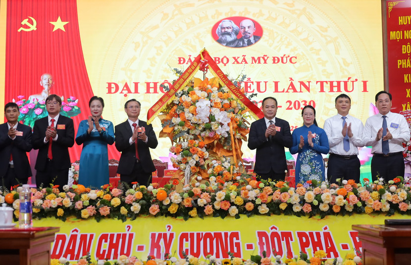 Trung tướng Nguyễn Thanh Tùng tặng hoa chúc mừng Đại hội Trung tướng Nguyễn Thanh Tùng tặng hoa chúc mừng Đại hội