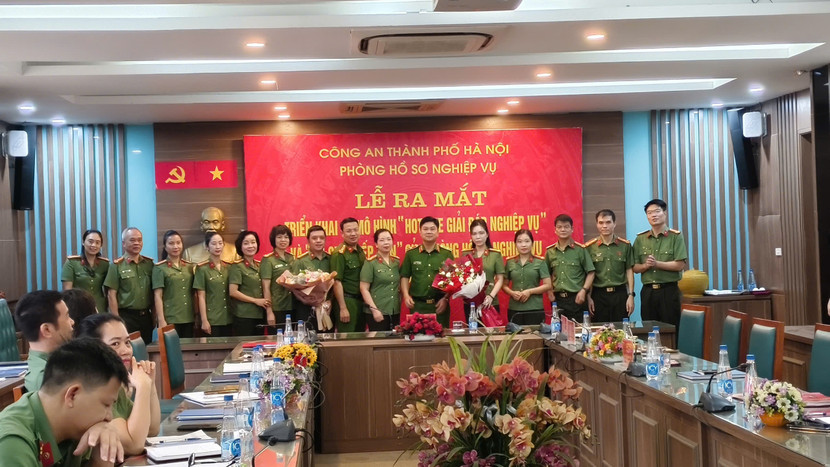 Lãnh đạo CATP Hà Nội và các đơn vị nghiệp vụ chúc mừng 2 mô hình của Phòng Hồ sơ nghiệp vụ ra mắt đúng dịp kỷ niệm 80 năm Ngày truyền thống lực lượng CAND Lãnh đạo CATP Hà Nội và các đơn vị nghiệp vụ chúc mừng 2 mô hình của Phòng Hồ sơ nghiệp vụ ra mắt đúng dịp kỷ niệm 80 năm Ngày truyền thống lực lượng CAND