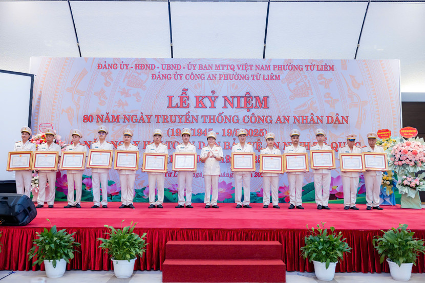 Thượng tá Lê Xuân Hanh trao khen cho các cá nhân