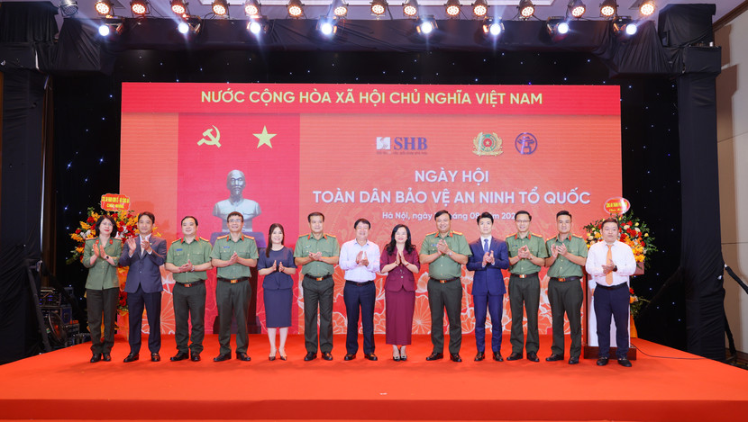 Các đại biểu dự Ngày hội toàn dân bảo vệ an ninh Tổ quốc tại Ngân hàng SHB