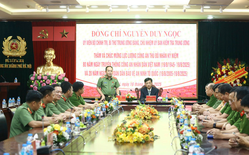 Trung tướng Nguyễn Thanh Tùng, Ủy viên Ban Thường vụ Thành ủy, Bí thư Đảng ủy, Giám đốc CATP báo cáo nhanh tình hình, kết quả công tác của CATP Hà Nội với đồng chí Nguyễn Duy Ngọc