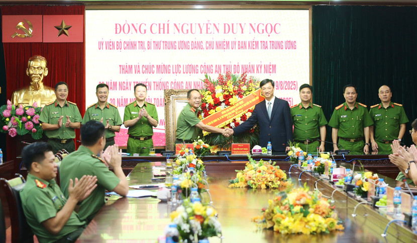 Đồng chí Nguyễn Duy Ngọc tặng lẵng hoa chúc mừng CATP Hà Nội