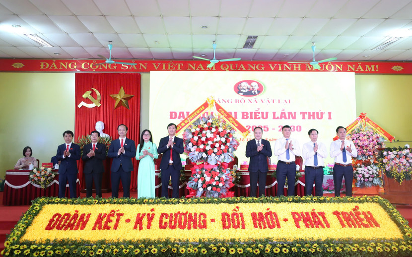 Trung tướng Nguyễn Thanh Tùng - Ủy viên Ban Thường vụ Thành ủy, Bí thư Đảng ủy, Giám đốc CATP tặng hoa chúc mừng Đại hội