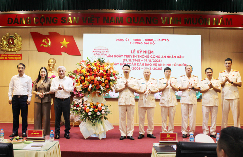 Đảng ủy, HĐND, UBND, MTTQ phường Đại Mỗ tặng hoa chúc mừng Công an phường Đại Mỗ