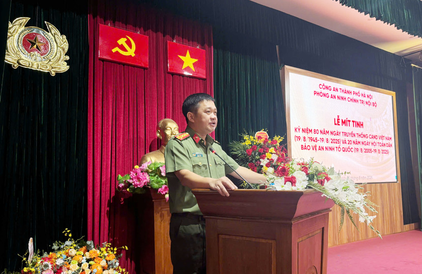 Đại tá Nguyễn Tiến Thắng, Trưởng phòng An ninh chính trị nội bộ CATP phát biểu tại buổi lễ