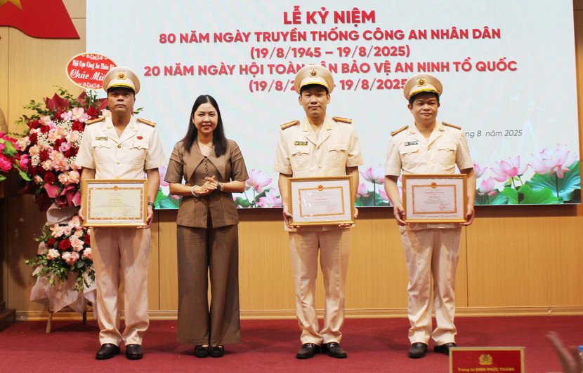 Đồng chí Nguyễn Thị Hoài Thu, Phó Bí thư Thường trực Đảng ủy phường Đại Mỗ trao Bằng khen của Bộ trưởng Bộ Công an; Giấy khen của Giám đốc CATP cho các cá nhân của Công an phường
