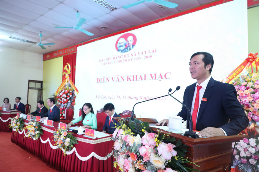 Đồng chí Nguyễn Khắc Sự, Bí thư Đảng ủy, Chủ tịch HĐND xã Vật Lại phát biểu tại Đại hội