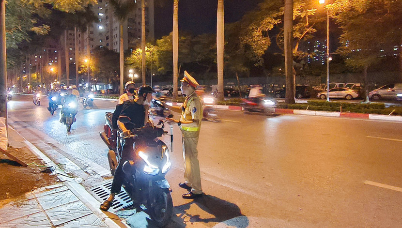 Công an phường Từ Liêm phối hợp Đội CSGT số 6 kiểm tra chuyên đề nồng độ cồn