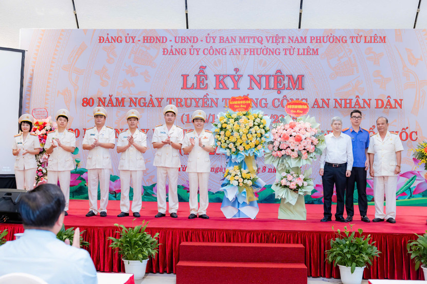 Chi hội Cựu CAND phường và các khối nội chính tặng hoa chúc mừng CAP Từ Liêm