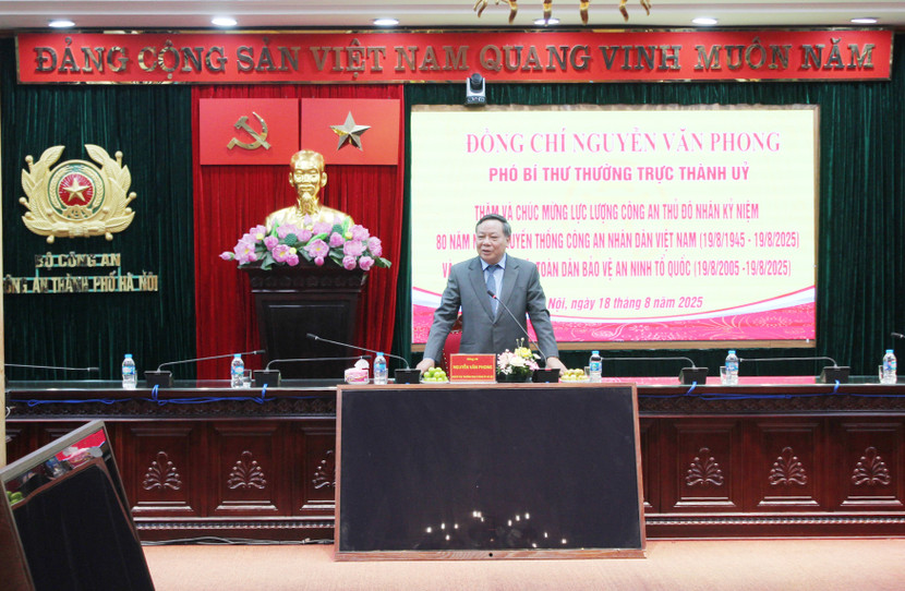 Đồng chí Nguyễn Văn Phong, Phó Bí thư Thường trực Thành ủy Hà Nội phát biểu tại buổi thăm, làm việc với CATP Hà Nội Đồng chí Nguyễn Văn Phong, Phó Bí thư Thường trực Thành ủy Hà Nội phát biểu tại buổi thăm, làm việc với CATP Hà Nội