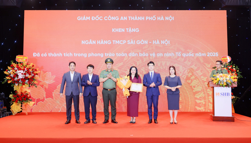 Đại tá Nguyễn Tiến Đạt trao Giấy khen của Giám đốc CATP cho Ngân hàng SHB