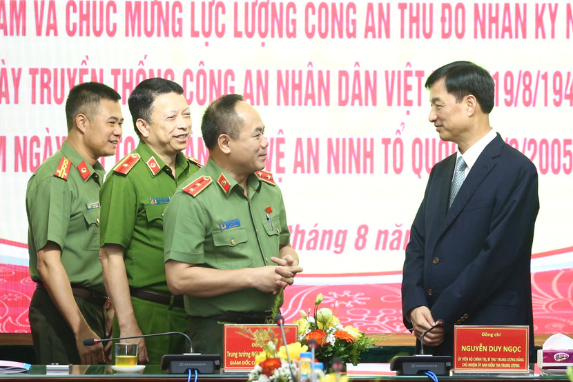 Đồng chí Nguyễn Duy Ngọc - Ủy viên Bộ Chính trị, Bí thư Trung ương Đảng, Chủ nhiệm Ủy ban Kiểm tra Trung ương trò chuyện cùng lãnh đạo CATP