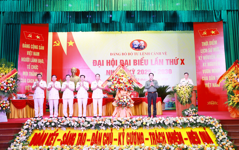 Thượng tướng Lê Quốc Hùng tặng hoa chúc mừng Đại hội