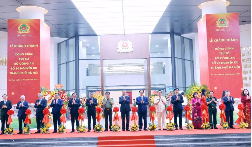 Tổng bí thư Tô Lâm cùng các đồng chí lãnh đạo Đảng, Nhà nước cắt băng khánh thành trụ sở Bộ Công an