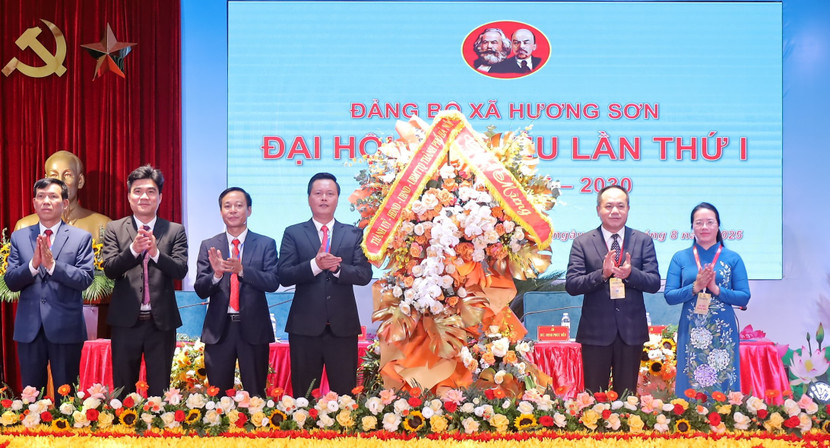 Trung tướng Nguyễn Thanh Tùng, Ủy viên Ban Thường vụ Thành ủy, Bí thư Đảng ủy, Giám đốc Công an thành phố Hà Nội tặng hoa chúc mừng Đại hội