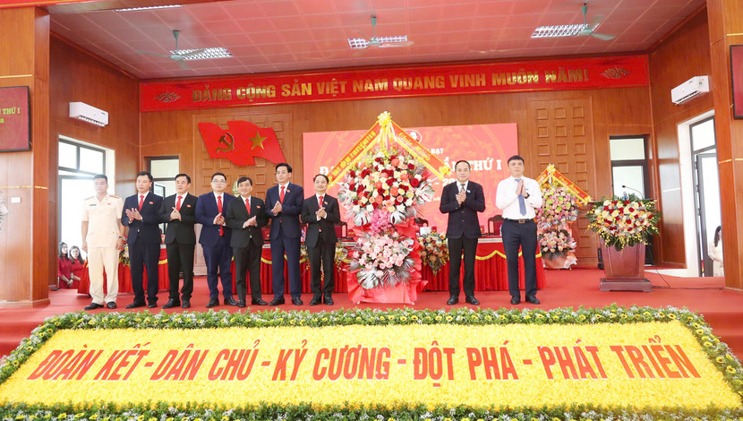 Trung tướng Nguyễn Thanh Tùng tặng hoa chúc mừng Đại hội