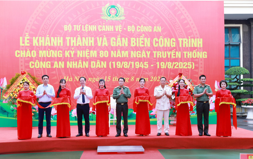 Các đại biểu cắt băng khánh thành công trình Trung tâm chỉ huy tác chiến khu vực chính trị Ba Đình