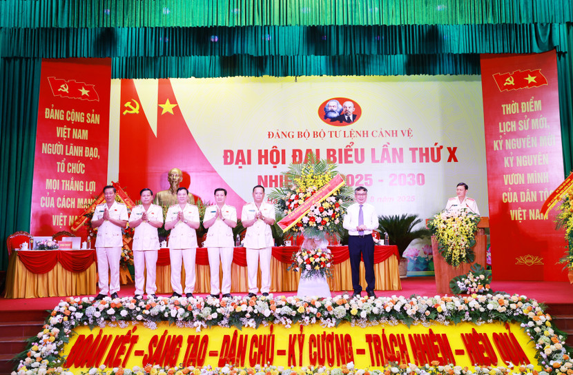 Đồng chí Lê Khánh Toàn, Phó Chánh Văn phòng Trung ương Đảng tặng hoa chúc mừng Đại hội