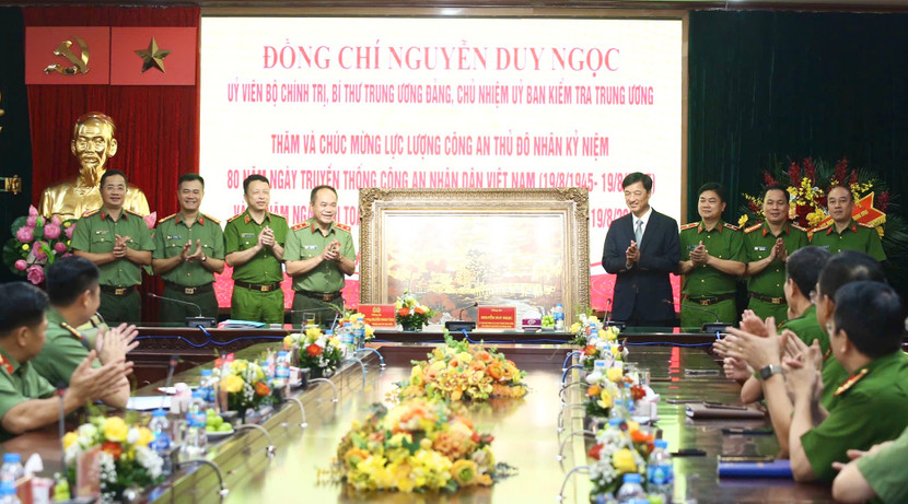 Đồng chí Nguyễn Duy Ngọc tặng quà CATP Hà Nội nhân kỷ niệm 80 năm ngày truyền thống lực lượng CAND, 20 năm Ngày hội toàn dân bảo vệ an ninh Tổ quốc