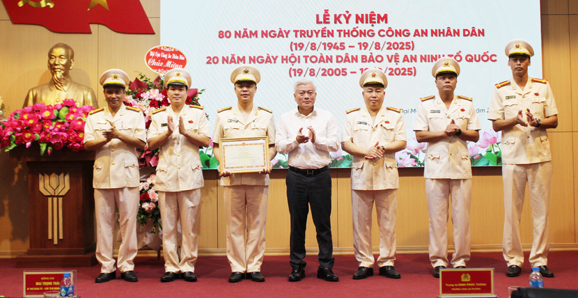 Đồng chí Mai Trọng Thái, Bí thư Đảng ủy, Chủ tịch HĐND phường Đại Mỗ trao Bằng khen của UBND TP cho tập thể Công an phường