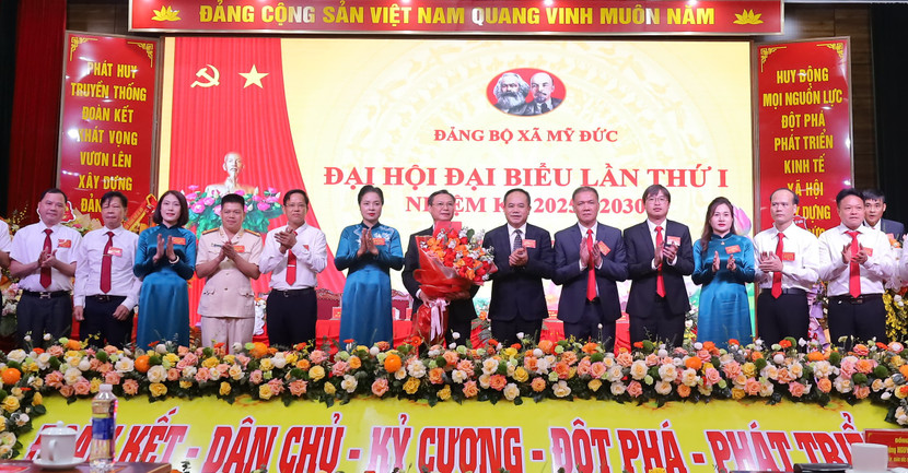 Trung tướng Nguyễn Thanh Tùng tặng hoa chúc mừng Ban chấp hành Đảng bộ xã Mỹ Đức Trung tướng Nguyễn Thanh Tùng tặng hoa chúc mừng Ban chấp hành Đảng bộ xã Mỹ Đức