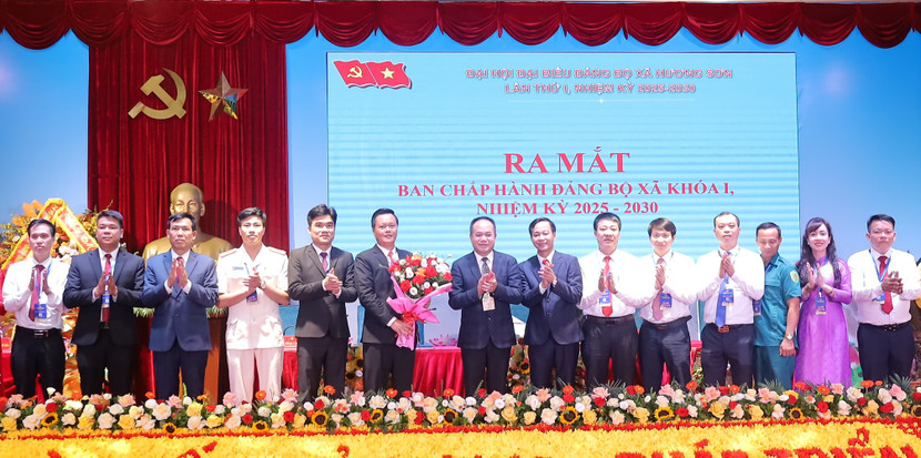 Trung tướng Nguyễn Thanh Tùng thay mặt Thường vụ Thành ủy tặng hoa chúc mừng Ban Chấp hành Đảng bộ xã Hương Sơn