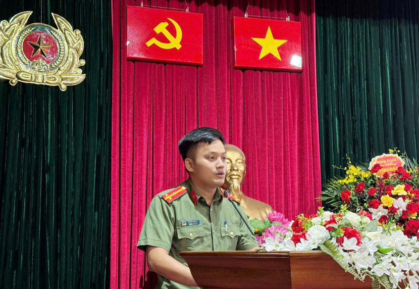 Thượng úy Đỗ Tất Thắng, đại diện cho thế hệ trẻ Phòng An ninh chính trị nội bộ phát biểu tại buổi lễ