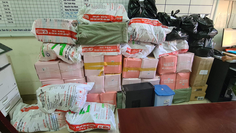 Số mỹ phẩm Linh "bom" của khách sau khi nhận tiền