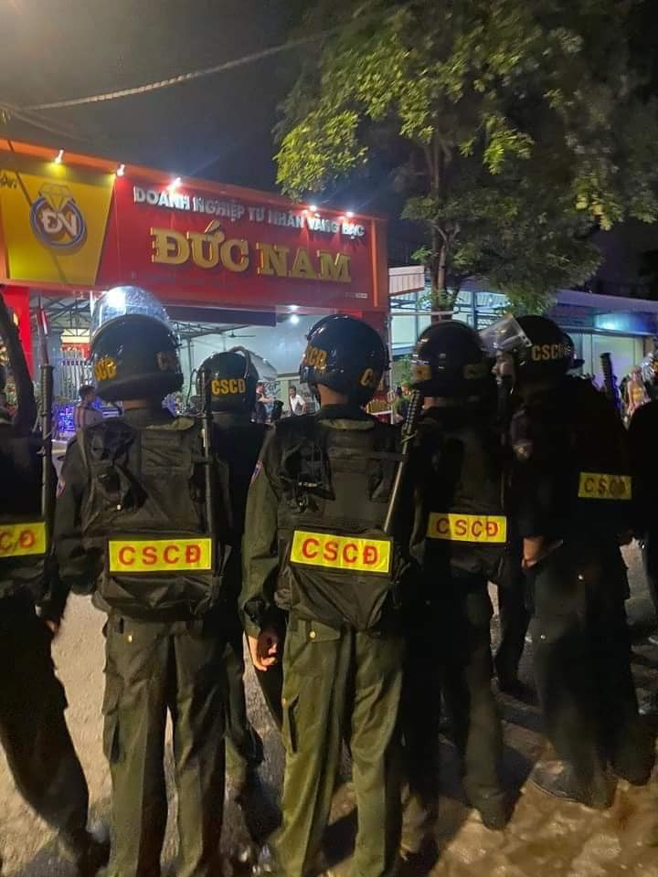 Lực lượng công an bao vây hiện trường vụ việc, truy bắt đối tượng Lực lượng công an bao vây hiện trường vụ việc, truy bắt đối tượng